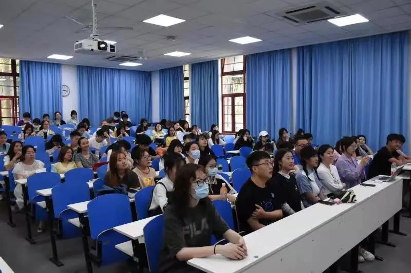 员工认真听讲